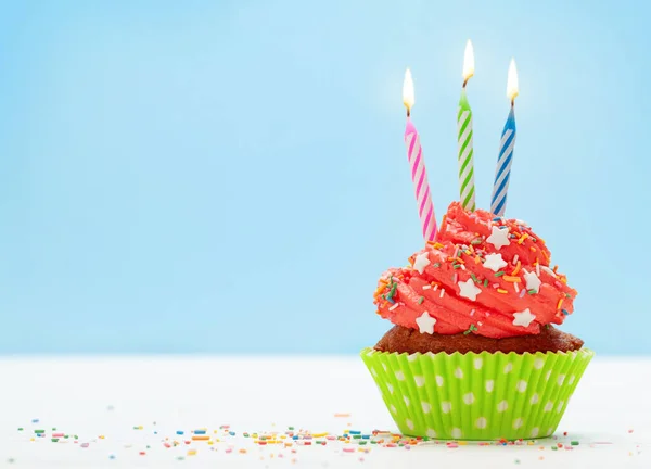Cupcake Compleanno Con Tre Candele Accese Sfondo Blu Con Spazio — Foto Stock