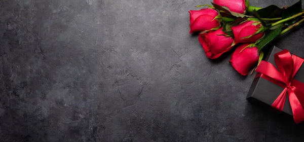 Valentinstag Grußkarte Mit Roten Rosen Blumenstrauß Und Geschenkbox Auf Stein — Stockfoto