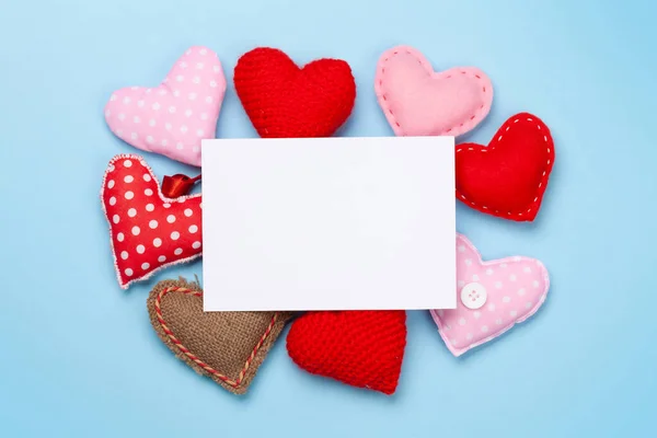 Valentijnsdag Wenskaart Sjabloon Hartvormige Decor Blauwe Achtergrond Bovenaanzicht Plat Lag — Stockfoto