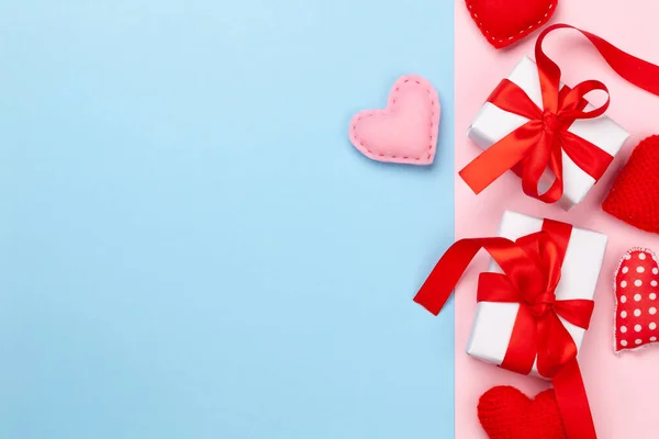 Valentinstag Grußkarte Vorlage Geschenkschachteln Und Herzförmiges Dekor Auf Blauem Und — Stockfoto