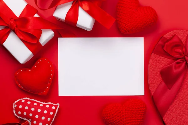 Sevgililer Günü Tebrik Kartı Şablonu Kırmızı Arka Planda Hediye Kutuları — Stok fotoğraf