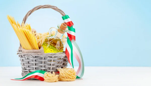 Diverse Soorten Italiaanse Pasta Olijfolie Kopieerruimte — Stockfoto