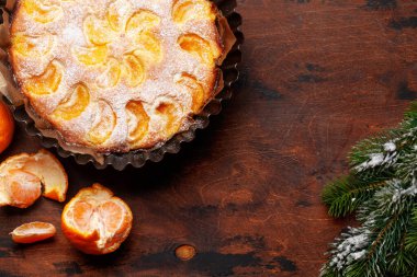 Turunçgil tatlısı, mandalina ve Noel köknar ağacı. Üst görünüm düzlüğü kopyalama alanı ile yatıyordu