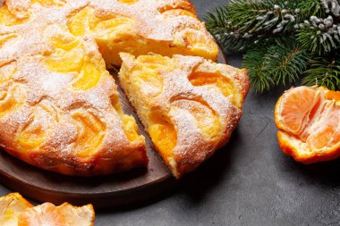 Turunçgil tatlısı, mandalina ve noel ağacı.