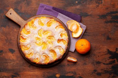 Mandalinalı Citrus tatlı bayramı pastası. Üst görünüm düzlüğü kopyalama alanı ile yatıyordu