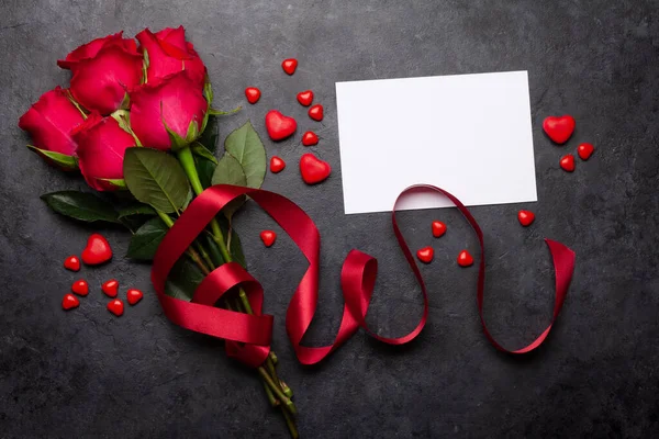 Sevgililer Günü Tebrik Kartı Üzerinde Kırmızı Gül Çiçekleri Var Tebrik — Stok fotoğraf