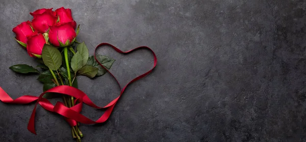 Valentin Napi Üdvözlőlap Vörös Rózsa Virágok Csokor Szív Alakú Szalag — Stock Fotó