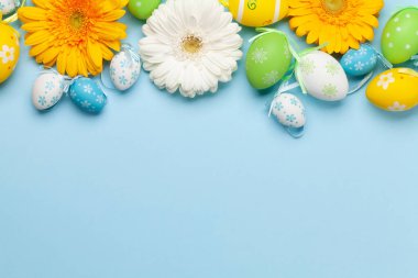 İçinde Gerbera çiçekleri ve renkli paskalya yumurtaları olan Paskalya tebrik kartı. Tebrik etmek için en üstteki dairede yer var.