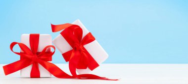 Sevgililer Günü tebrik kartı şablonu. Hediye kutuları mavi arka planda. Kopyalama alanı ile