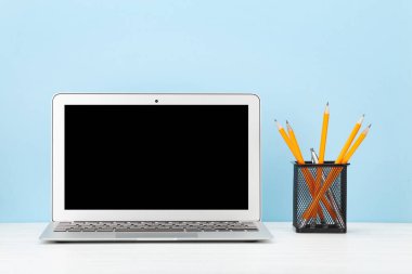 Laptop bilgisayar ve ofis malzemeleriyle stüdyo çalışma alanı. Evden çalışıyorum. Kopyalama alanı ile