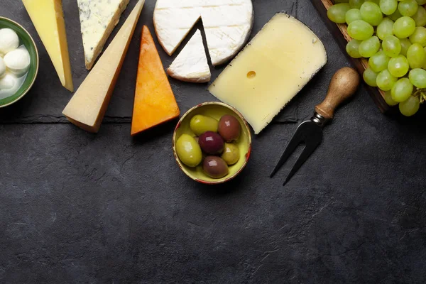 Verschiedene Käsesorten Trauben Und Oliven Draufsicht Flach Lag Mit Kopierraum — Stockfoto