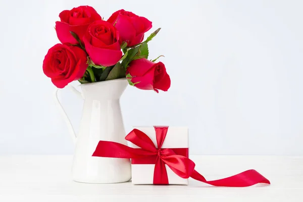 Valentinstag Grußkarte Mit Rotem Rosenstrauß Und Geschenkbox Auf Holztisch Mit — Stockfoto