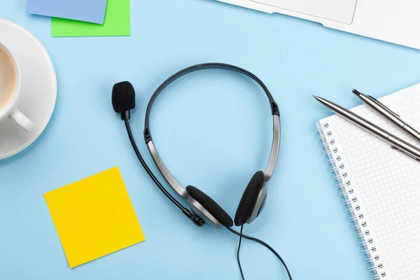 Bureau Met Headset Koffie Laptop Afstandsbediening Kantoor Werk Vanuit Huis — Stockfoto