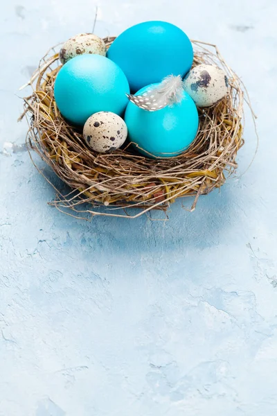 Красочные Пасхальные Яйца Гнезде Каменном Фоне Пространством Поздравлений — стоковое фото