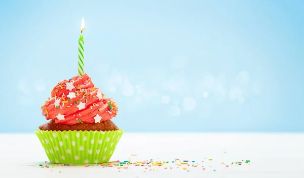 Cupcake Compleanno Con Candela Accesa Sfondo Blu Con Spazio Copia — Foto Stock