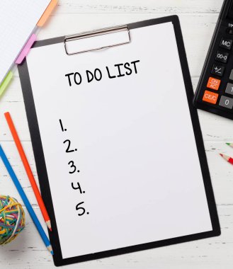Liste sayfası ve malzemesi olan ofis çalışma masası. Düz yatıyordu. Kopyalama alanı olan üst görünüm