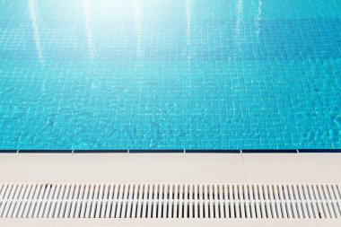 Tropik tatil köyünde güneşli bir yüzme havuzu. Kopya alanı olan yaz tatili kavramı