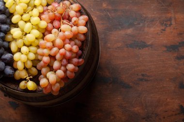 Eski ahşap fıçıda çeşitli üzümler. Üst görünüm düzlüğü kopyalama alanı ile yatıyordu