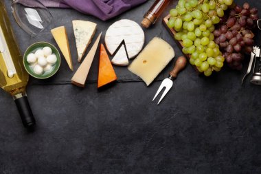 Çeşitli peynir, üzüm ve şarap. Üst görünüm düzlüğü kopyalama alanı ile yatıyordu