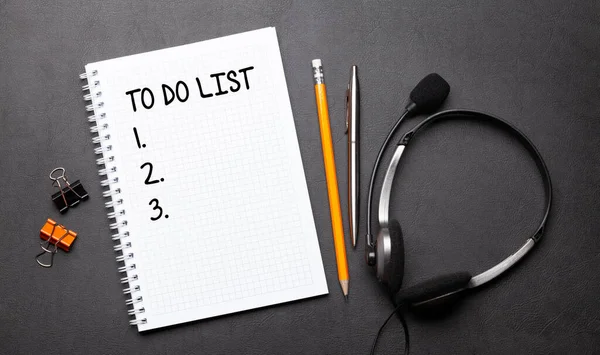 Bürotisch Mit Headset Und Liste Notizblock Entferntes Büro Und Arbeit — Stockfoto