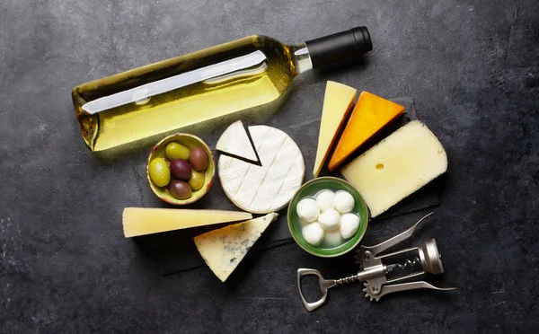 Çeşitli Peynir Zeytin Şarap Üst Görünüm Düzlüğü — Stok fotoğraf