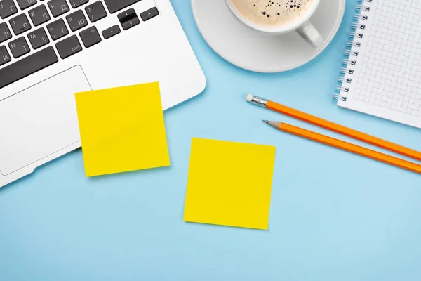 Schreibtisch Mit Gelben Aufklebern Kaffee Und Laptop Entferntes Büro Und — Stockfoto