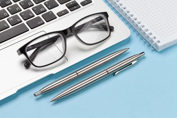 Kontorsbord Med Förnödenheter Glasögon Och Laptop Fjärrkontor Och Arbete Hemifrån — Stockfoto