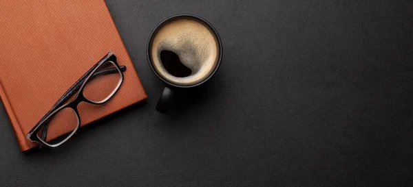Ofis Masasında Malzeme Kahve Fincanı Siyah Deri Masanın Üzerinde Üst — Stok fotoğraf