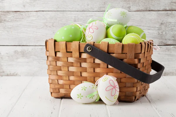 Tarjeta Felicitación Pascua Con Colorida Cesta Huevos Pascua Frente Pared —  Fotos de Stock