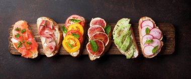 Fırça mı yoksa geleneksel İspanyol tapası mı? Aperatifler tahtadan yapılmış İtalyan antipasti atıştırmalıkları. Üst görünüm düzlüğü