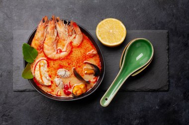 Geleneksel Tayland çorbası Tom Yum kung deniz ürünleri, hindistan cevizi sütü ve biberli. Üst görünüm düzlüğü