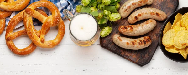 Oktoberfest集 香肠和木制背景的啤酒杯 顶视图平铺 — 图库照片