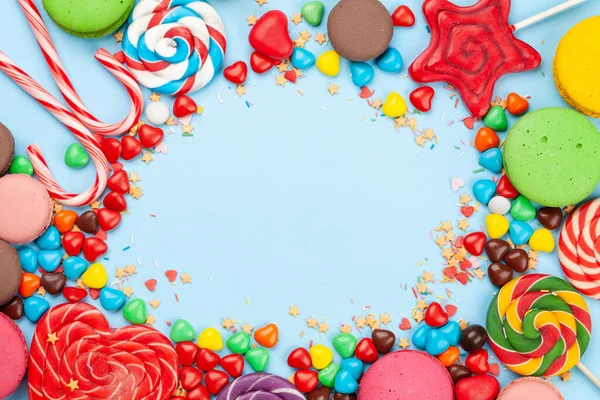 Různé Sladkosti Sortiment Candy Bonbon Makaróny Modrém Pozadí Horní Pohled — Stock fotografie