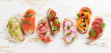 Fırça mı yoksa geleneksel İspanyol tapası mı? Aperatifler İtalyan antipasti aperatifleri. Üst görünüm düzlüğü