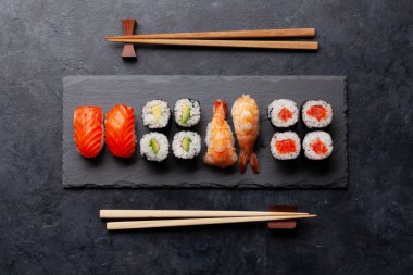 Japon suşisi taştan tabakta. Üst görünüm düzlüğü