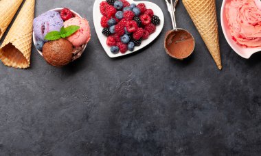 Meyveli, vanilyalı ve çikolatalı dondurma. Üst görünüm düzlüğü kopyalama alanı ile yatıyordu