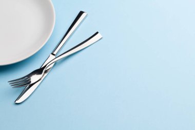 Boş tabak, çatal ve bıçak. Kopyalama alanı olan üst görünüm