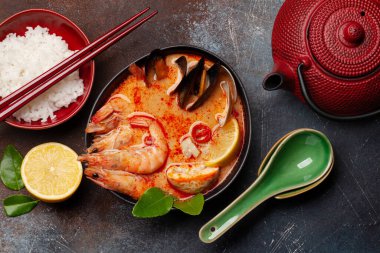 Geleneksel Tayland çorbası Tom Yum kung deniz ürünleri, hindistan cevizi sütü, biber ve pirinç kasesi. Üst görünüm düzlüğü
