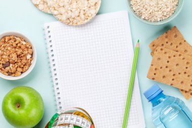 Sağlıklı yemek ve kilo kaybı konsepti. Zindelik veya diyet planınız için üst görünüm düz dizüstü bilgisayarı ile yatın