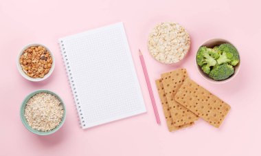 Sağlıklı yemek ve kilo kaybı konsepti. Diyet ve zindelik. Üst görünüm düzlüğü kopyalama alanı ile yatıyordu