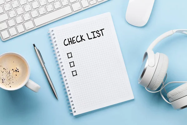 Bureau Met Benodigdheden Koffie Notitieblok Met Checklist Creativiteit Inspiratie Werken — Stockfoto