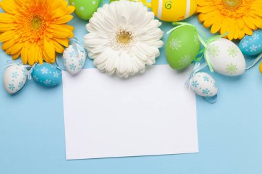 İçinde Gerbera çiçekleri ve renkli paskalya yumurtaları olan Paskalya tebrik kartı. Tebrik etmek için en üstteki dairede yer var.