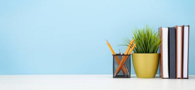 Malzemelerle dolu ofis masası. Uzaktan ofis ve ev konseptinden çalışma. Kopyalama alanı ile