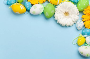 İçinde Gerbera çiçekleri ve renkli paskalya yumurtaları olan Paskalya tebrik kartı. Tebrik etmek için en üstteki dairede yer var.