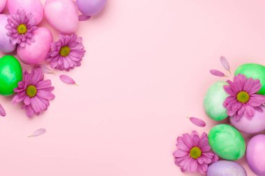 Renkli paskalya yumurtaları ve çiçeklerle dolu Paskalya tebrik kartı. Tebrik etmek için en üstteki dairede yer var.