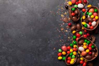 Çikolatalı paskalya yumurtaları ve renkli tatlılar. Üst Manzara. Selamlarınız için uzayı olan düz uzanın