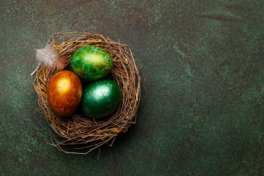 Taş zeminde renkli paskalya yumurtaları. Üst Manzara. Selamlarınız için yeriniz var mı?