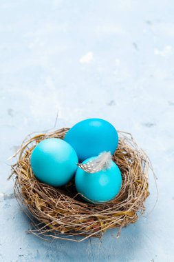 Taş zeminde renkli paskalya yumurtaları. Selamlarınız için yer var.