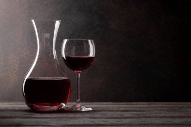 Şarap sürahisi ve bir bardak kırmızı şarap. Kopyalama alanı ile