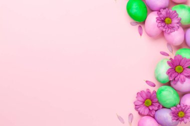 Renkli paskalya yumurtaları ve çiçeklerle dolu Paskalya tebrik kartı. Tebrik etmek için en üstteki dairede yer var.